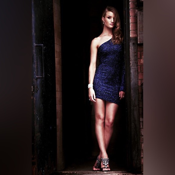 Similar dress to Rosie Huntington Whiteley from Transformers - Picture 5 of 7
